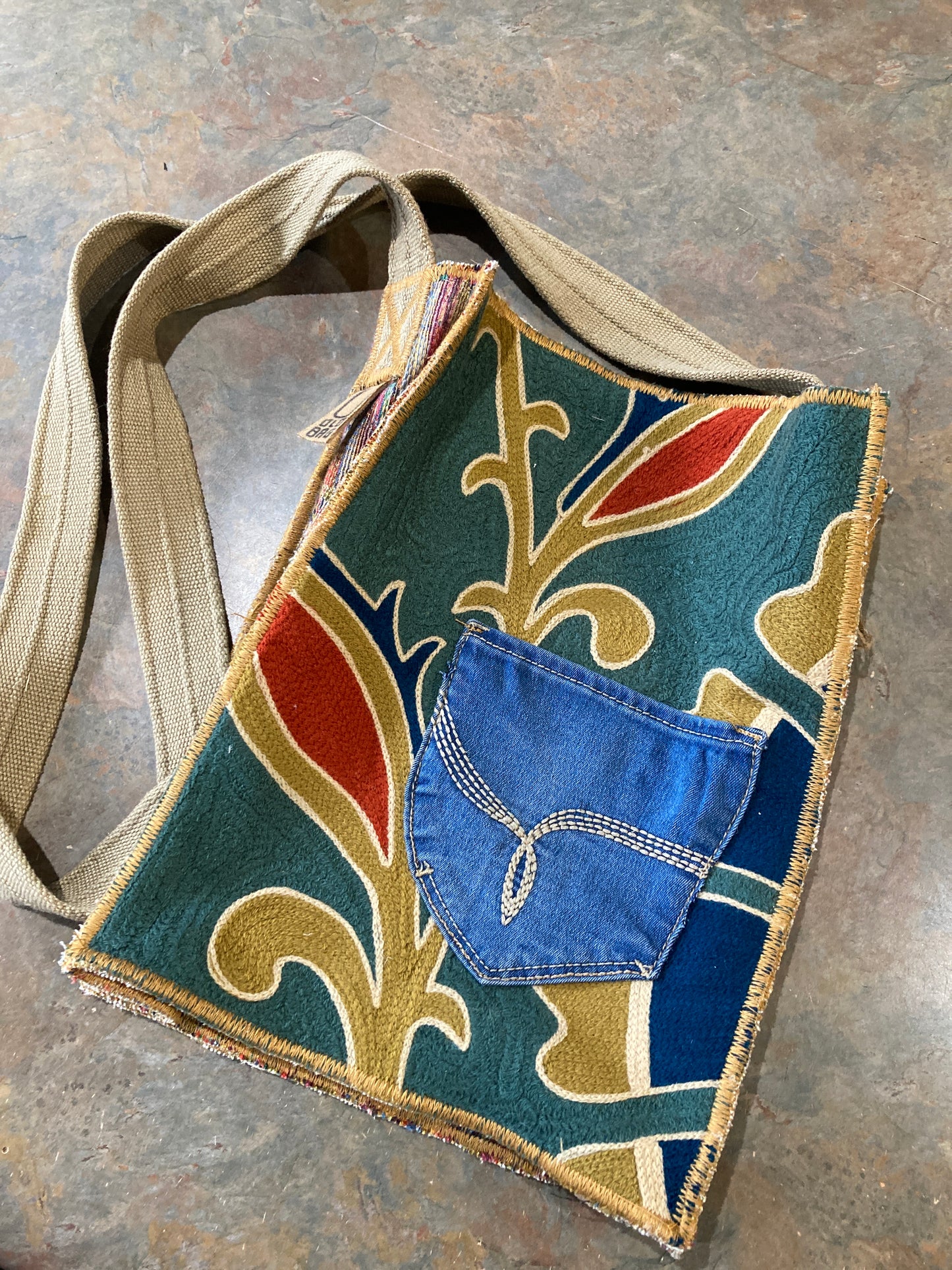 LEANN / Embroidered Crossbody
