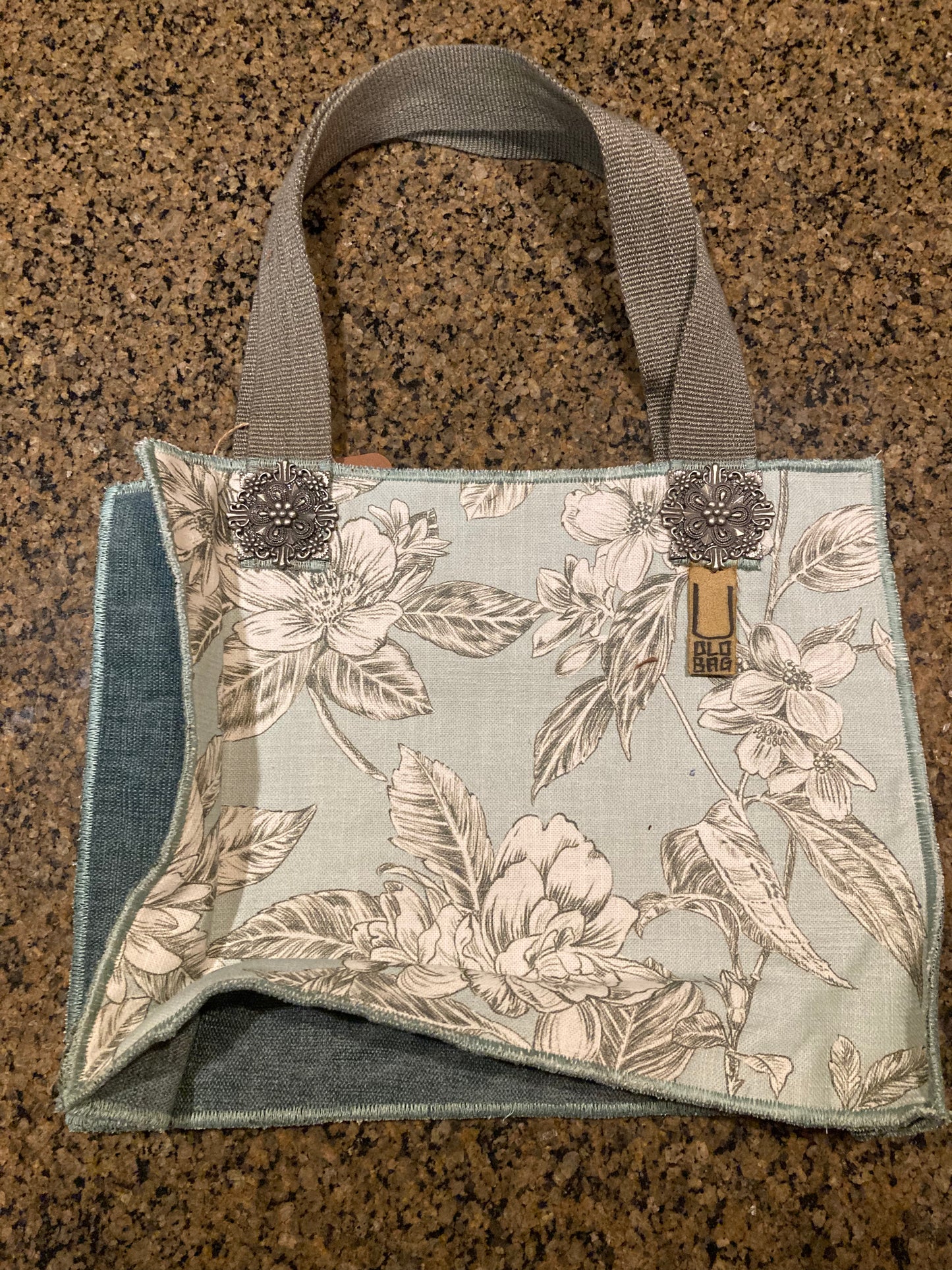 TOVA / Tote