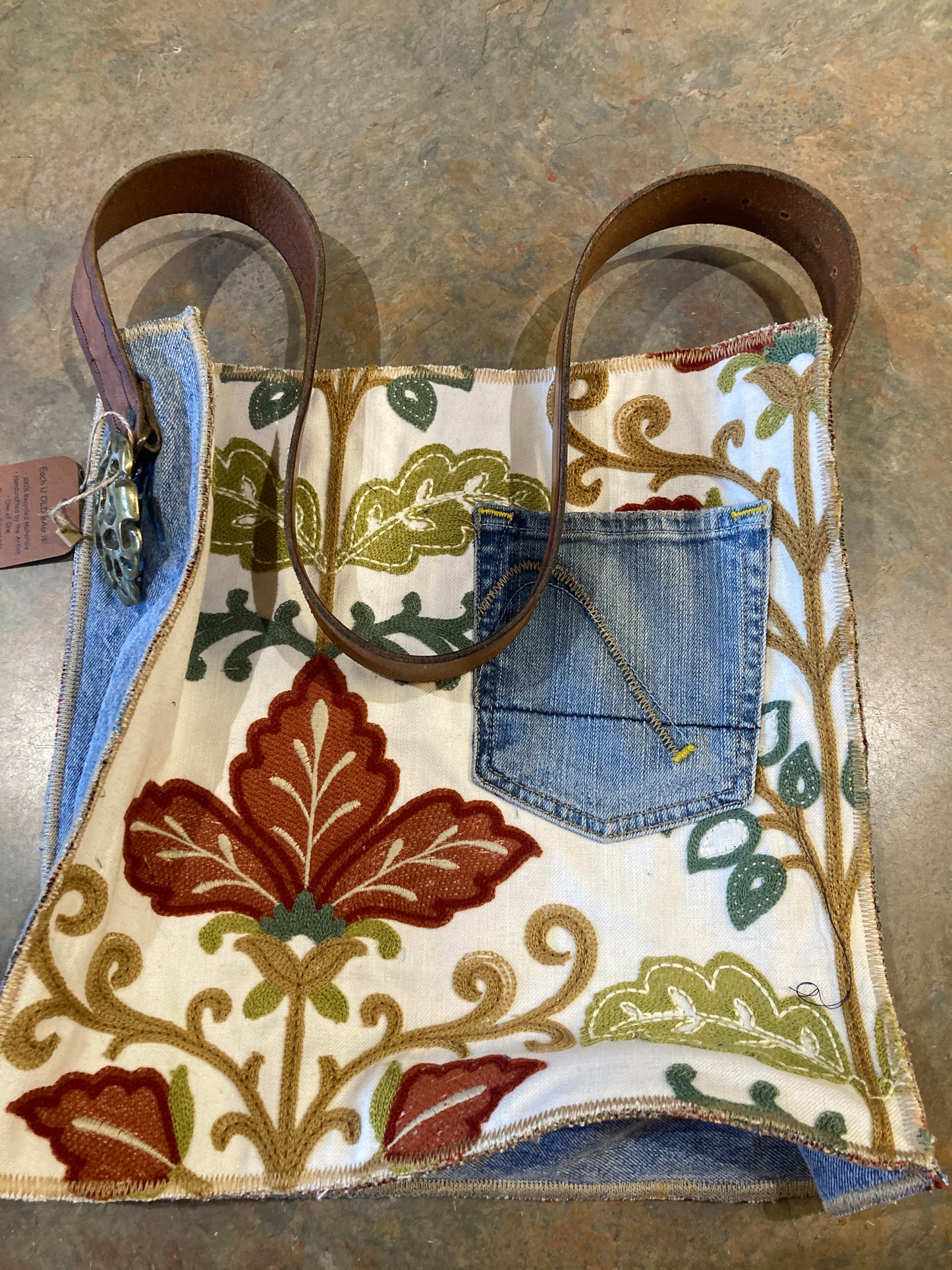 ILIYA / Embroidered Tote