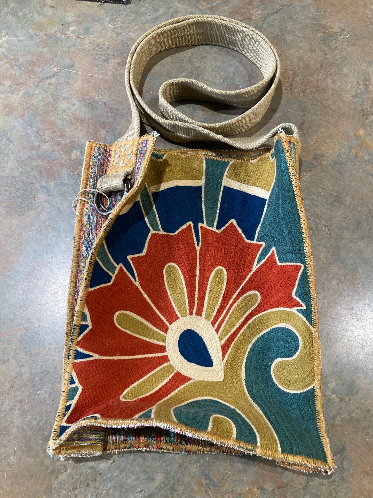 LEANN / Embroidered Crossbody