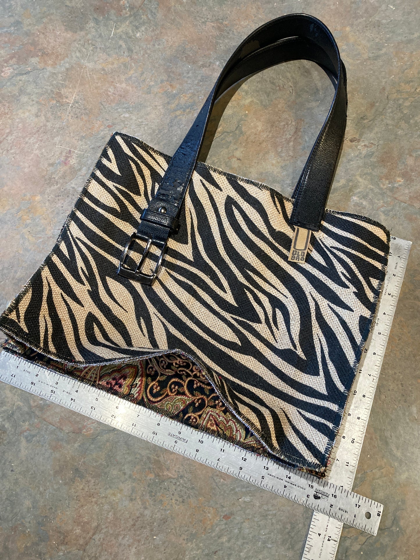 LYRIC / Tote