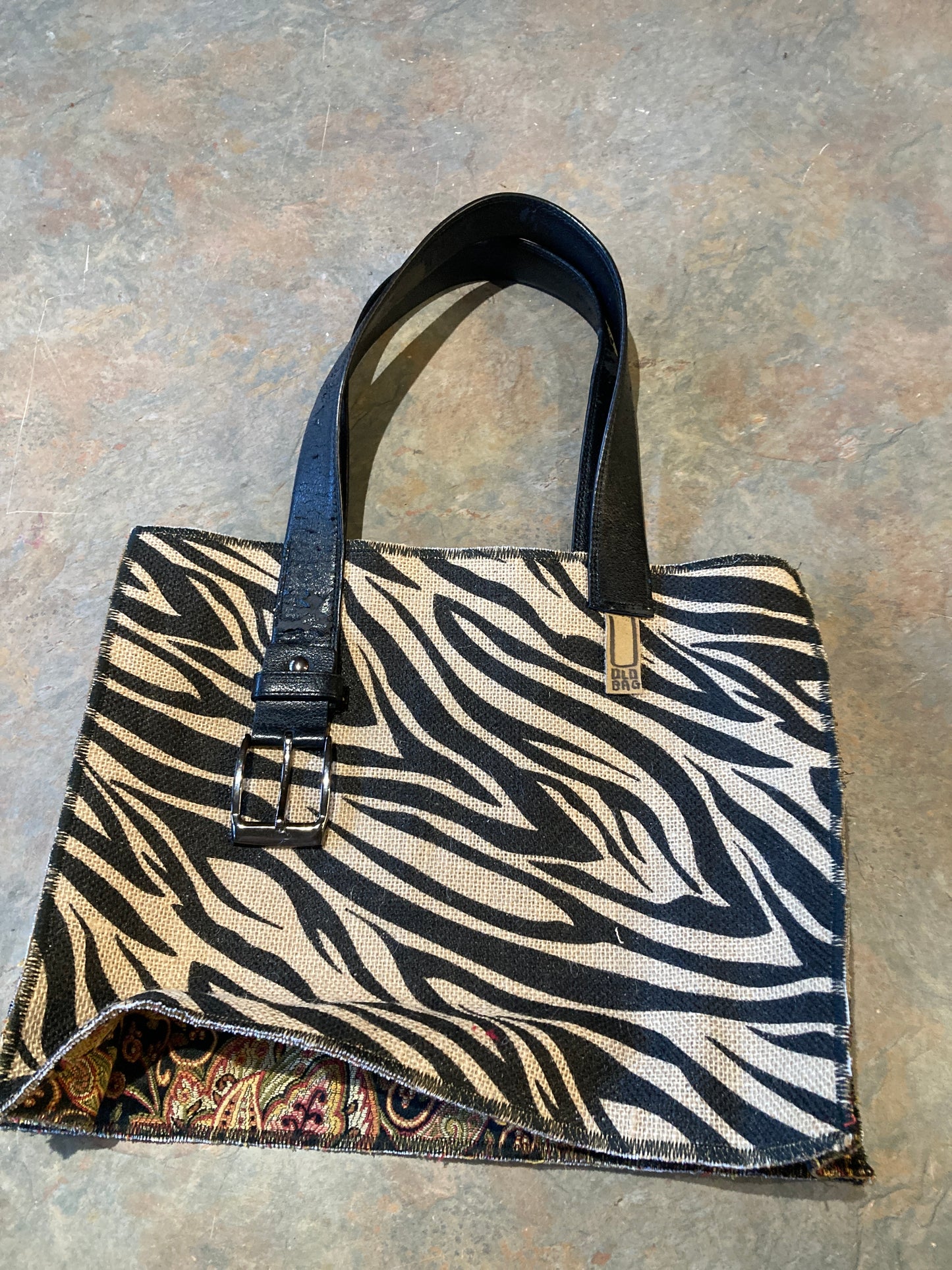LYRIC / Tote