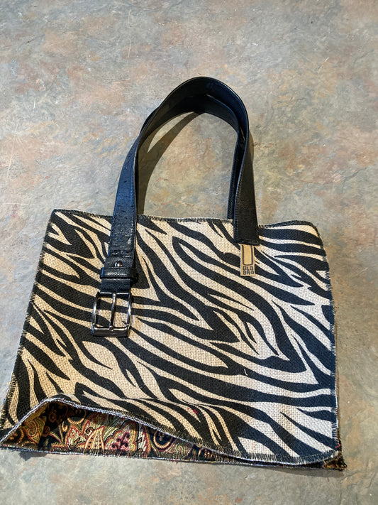 LYRIC / Tote