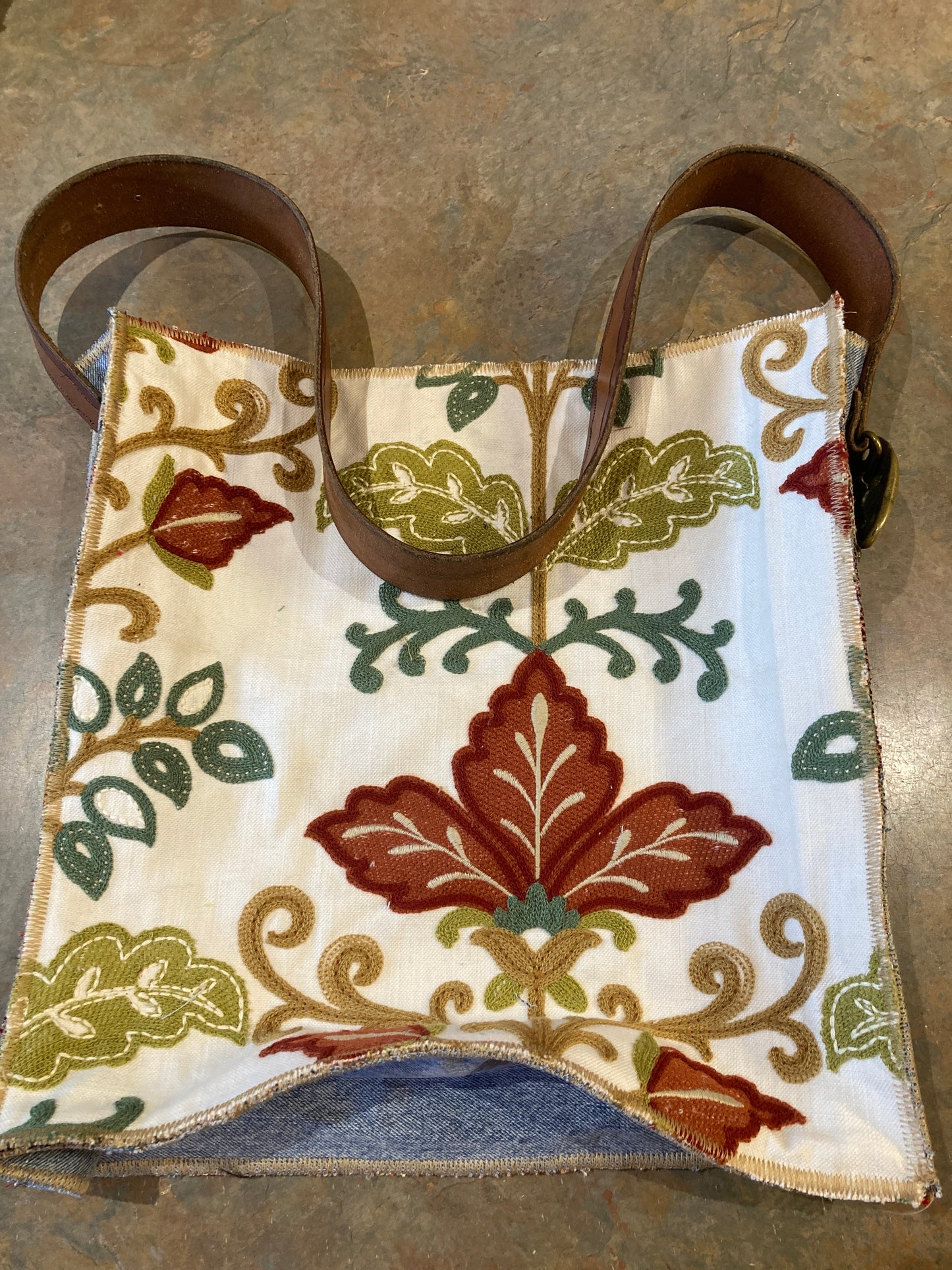 ILIYA / Embroidered Tote